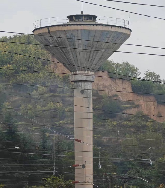 人工拆除水塔：展現技術力量與安全保障
